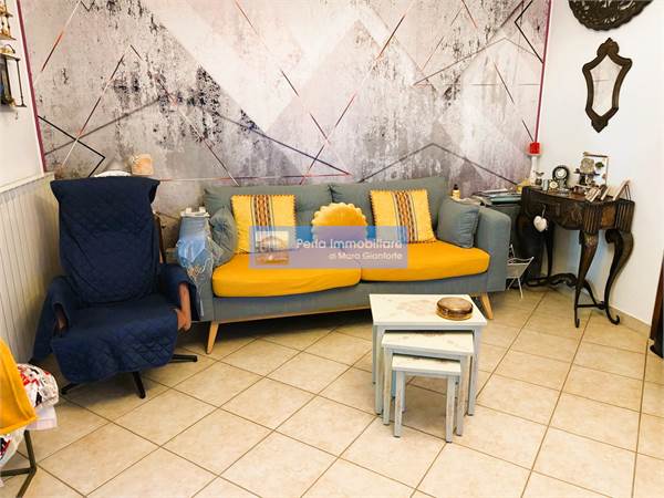 APPARTAMENTO CON INGRESSO INDIPENDENTE E GIARDINO 