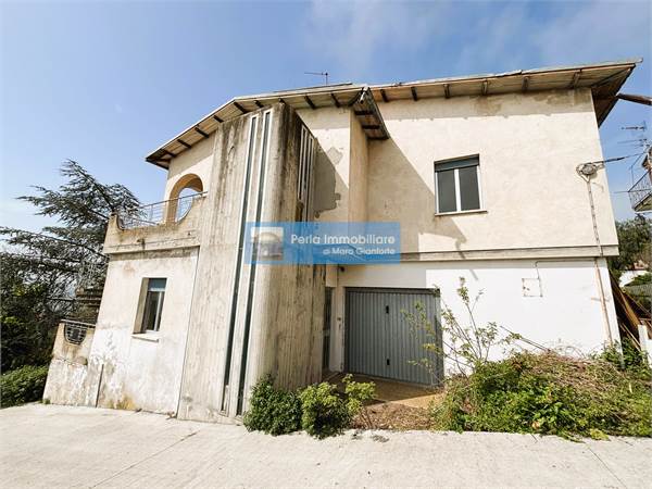 CASA INDIPENDENTE CON GIARDINO E GARAGE